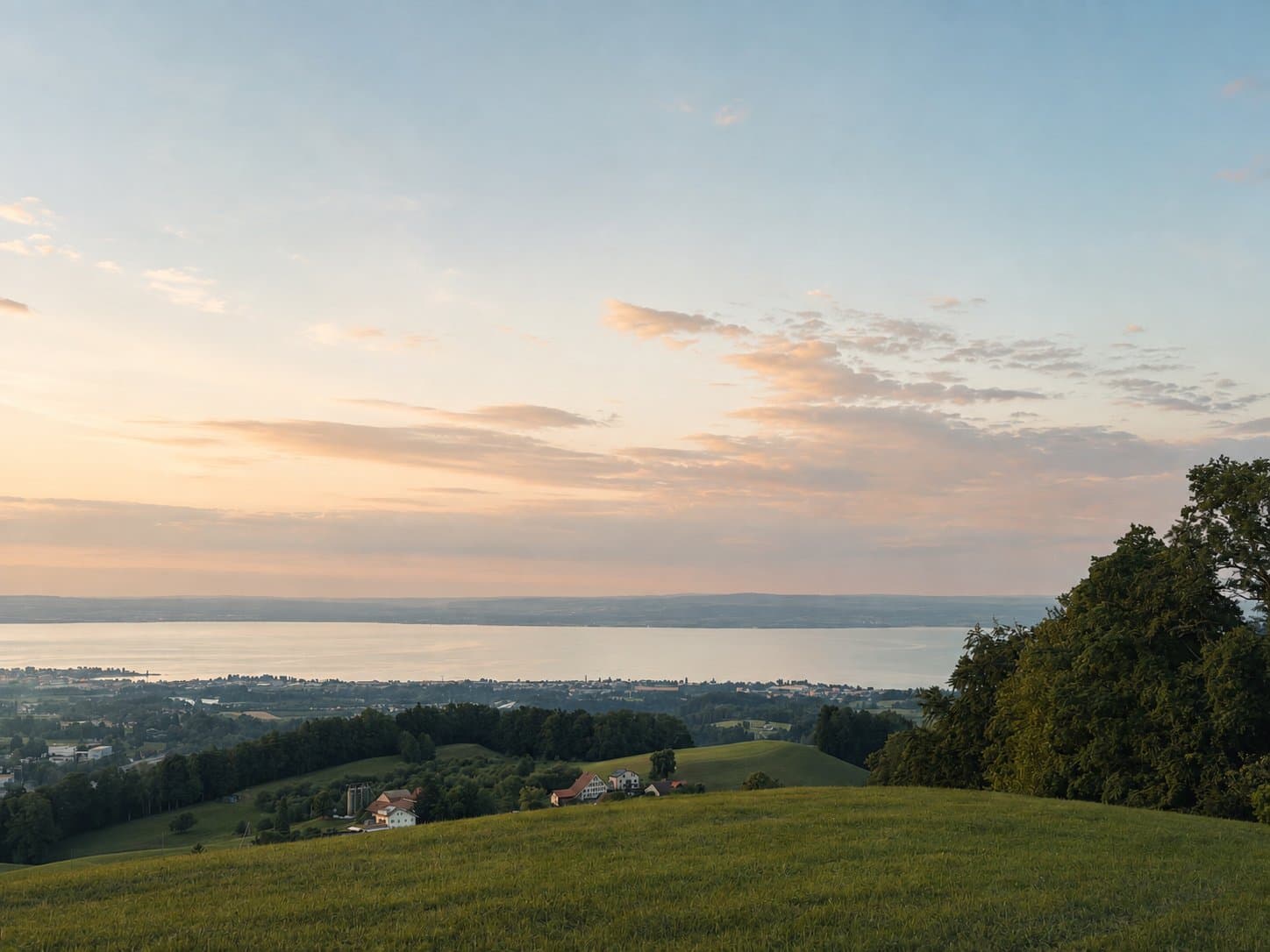Weiter Blick über den Bodensee im Abendlicht
